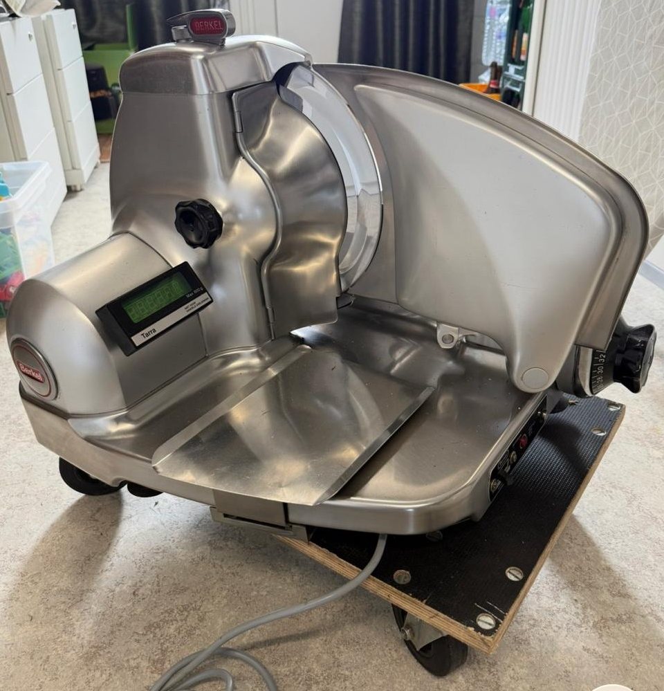 Berkel snijmachine in aluminium met ingebouwde weegschaal en digitaal display